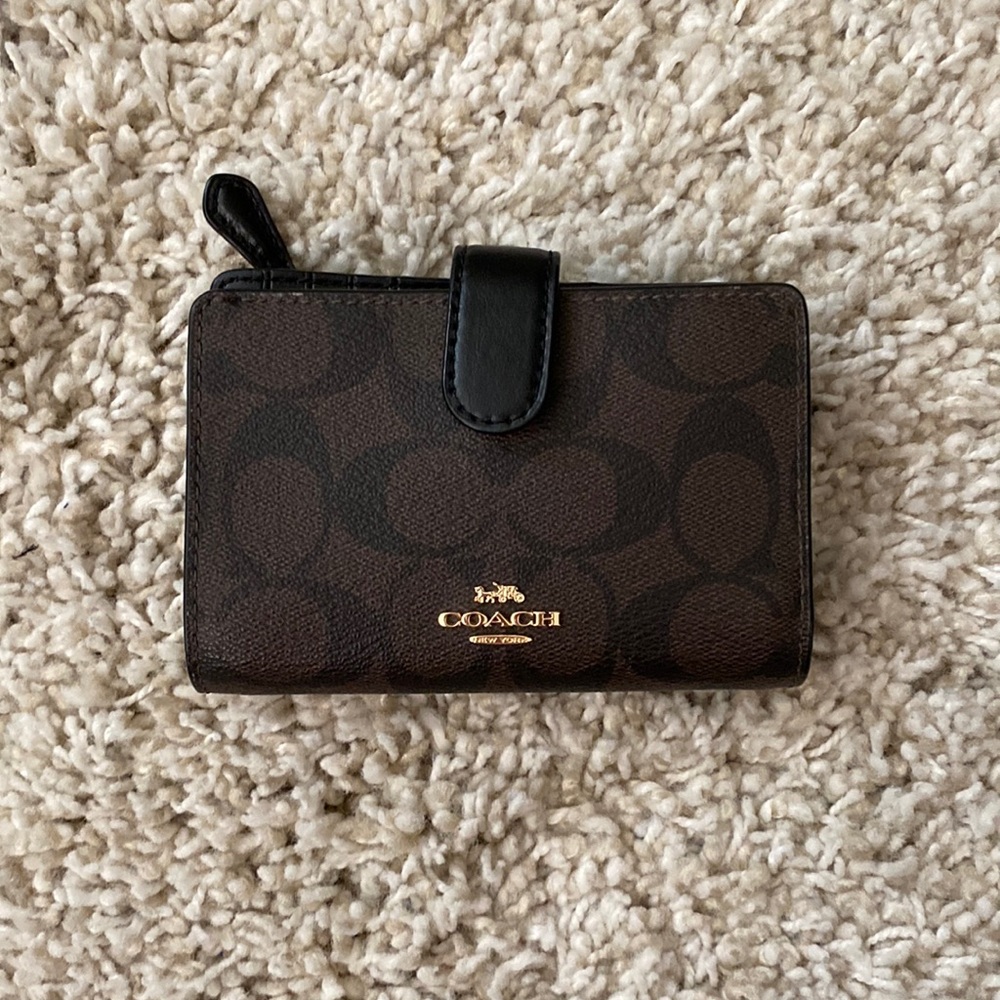 Coach Signature Medium Corner Zip Wallet   Like new condition 🖤